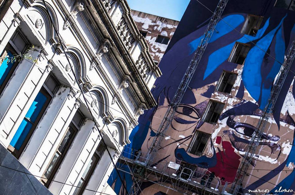 Mural monumental de Guache no Hotel Armele em Assunção