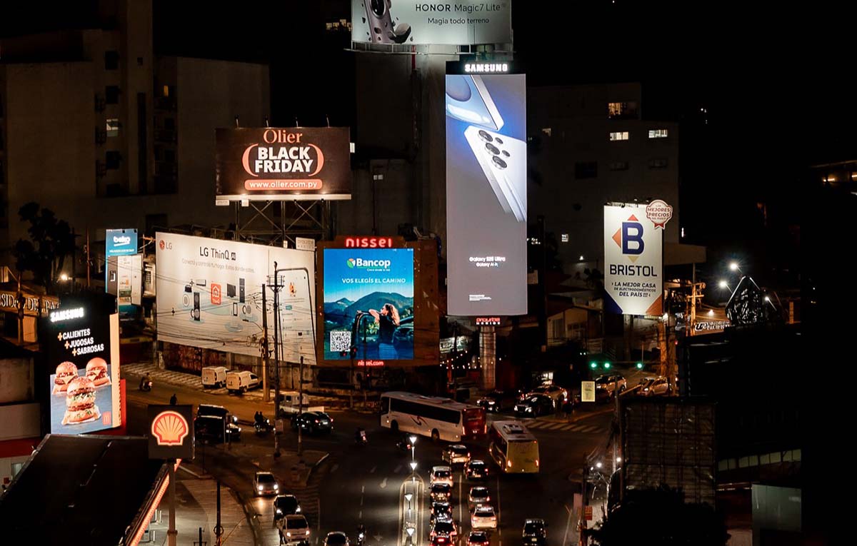 Painéis luminosos reais no Times Square Asunción