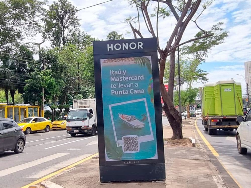 Fotografia real de campanha Itaú em painel digital de rua em Assunção